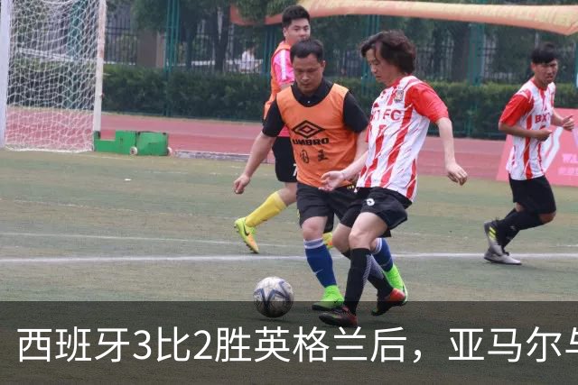 西班牙3比2胜英格兰后，亚马尔与赖斯儿子合影
