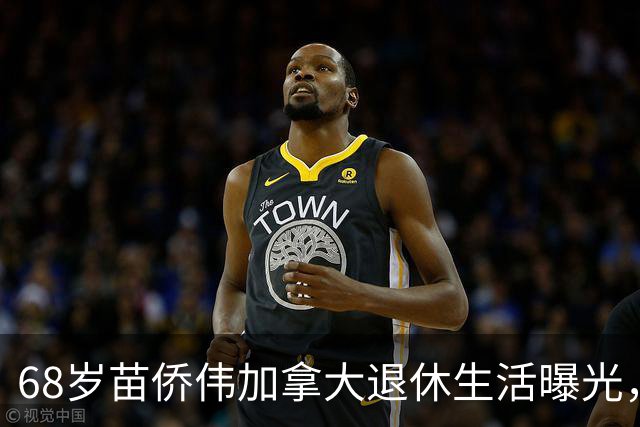 68岁苗侨伟加拿大退休生活曝光，遛狗赏花好惬意，两鬓花白仍健硕